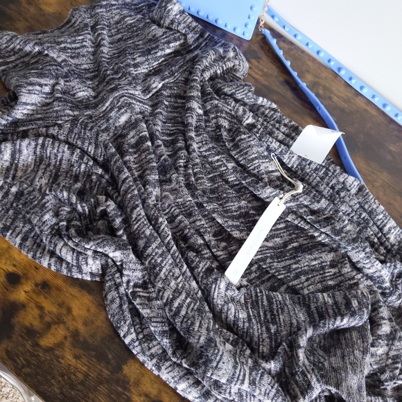 🆕🌿MARBLED COWL NECK TOP🌿 - Picture 5 of 5